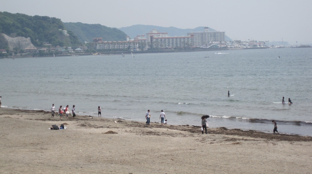 Foto "Praia de Yuigahama" de alonfloc (CC BY) / Recortada do original