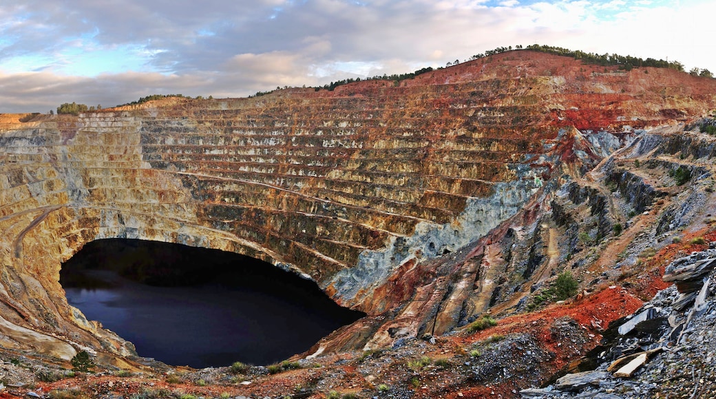 Photo "Minas de Riotinto" by Hombre invisible (page does not exist) (CC BY-SA) / Cropped from original