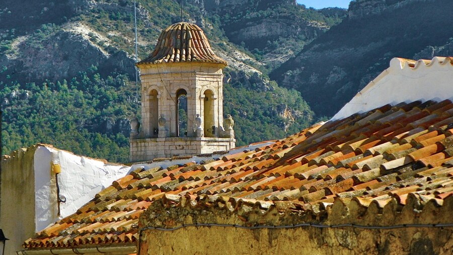 Photo "Campanar de Capafonts" by jordi domènech (Creative Commons Attribution-Share Alike 3.0) / Cropped from original