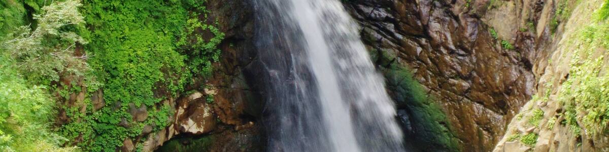 Photo "Ōtagiri River Fudō Falls (Ōtaki Falls)." by Qurren (Creative Commons Attribution-Share Alike 3.0) / Cropped from original