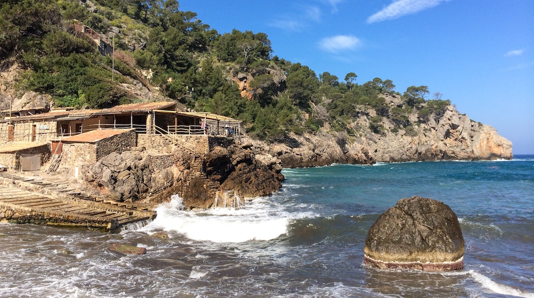 Photo "Cala Deia" by Michal Osmenda (CC BY) / Cropped from original
