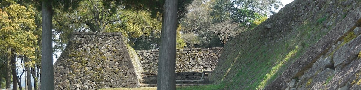 Photo "Hitoyoshi Castle" by Fraxinus2 (Creative Commons Attribution-Share Alike 4.0) / Cropped from original
