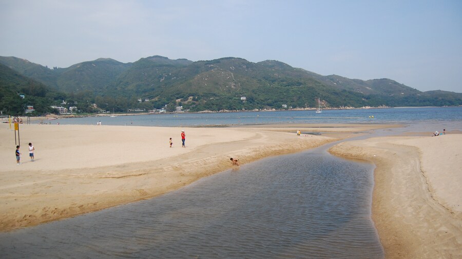 Photo "Silvermine Bay Beach at Mui Wo, Lantau Island" by edwin.11 (Creative Commons Attribution 2.0) / Cropped from original