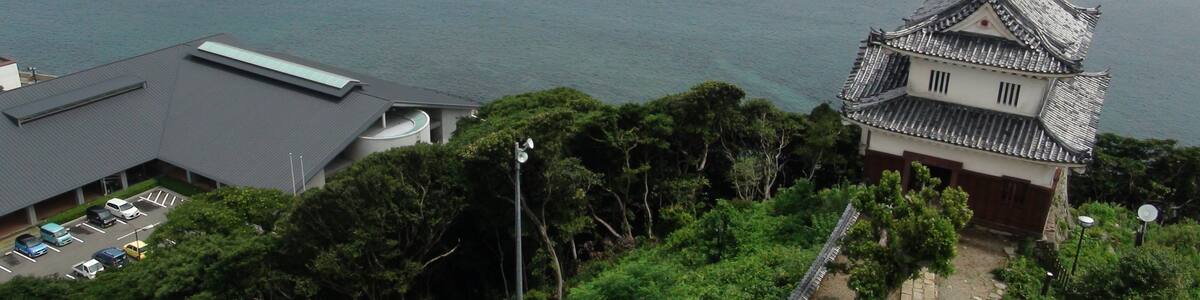 Photo "平戸城 見奏櫓(長崎県平戸市)" by さかおり (Creative Commons Attribution-Share Alike 4.0) / Cropped from original