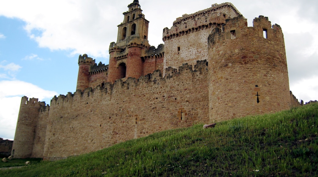 Foto "Kastil Turegano" oleh trukdotcom (CC BY-SA) / Dipotong dari foto asli