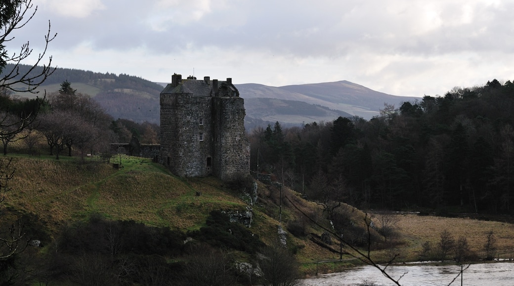 Photo "Neidpath Castle" by WestLothian (CC BY) / Cropped from original