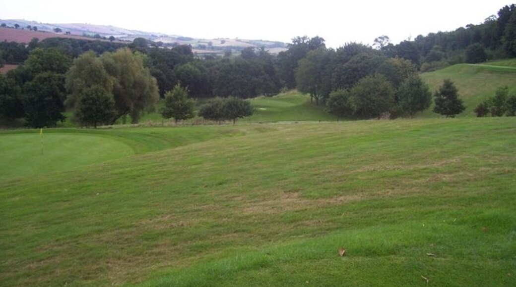 "Crediton Hamlets"-foto av Lewis Clarke (CC BY-SA) / Urklipp från original