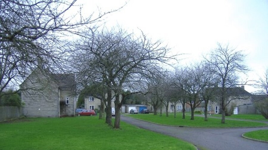 Photo "Valetta Gardens, Stanton St Quintin Service accommodation, originally built to house staff from the former RAF airbase at Hullavington." by Roger Cornfoot (Creative Commons Attribution-Share Alike 2.0) / Cropped from original