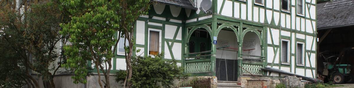 Photo "Ottowind, Bauernhaus" by Störfix (Creative Commons Attribution-Share Alike 3.0 de) / Cropped from original