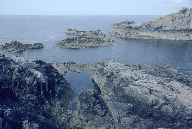 Adonis Pool, Little Sark. Like the Venus Pool <a href="http://channel-islands.geographs.org/photo/64">WV4573 : Venus Pool, Little Sark</a>, the Adonis Pool is a mid-tide deep rock pool. However it is much more difficult to access, hence this more distant shot.