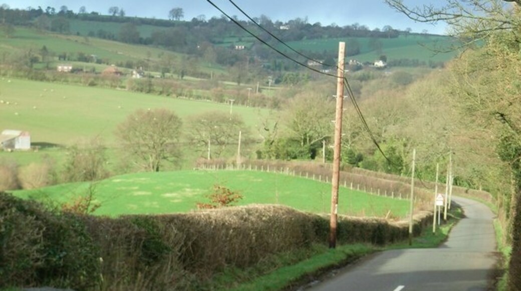 Photo "Stoke St. Milborough" by David Luther Thomas (CC BY-SA) / Cropped from original