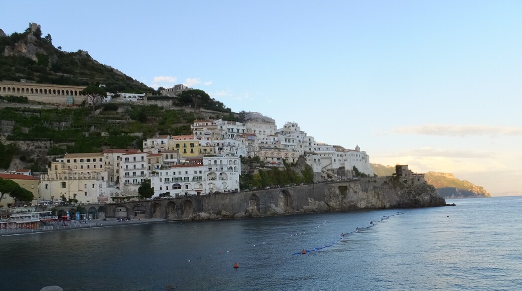 Foto "Spiaggia di Amalfi" di lienyuan lee (CC BY) / Ritaglio dell’originale