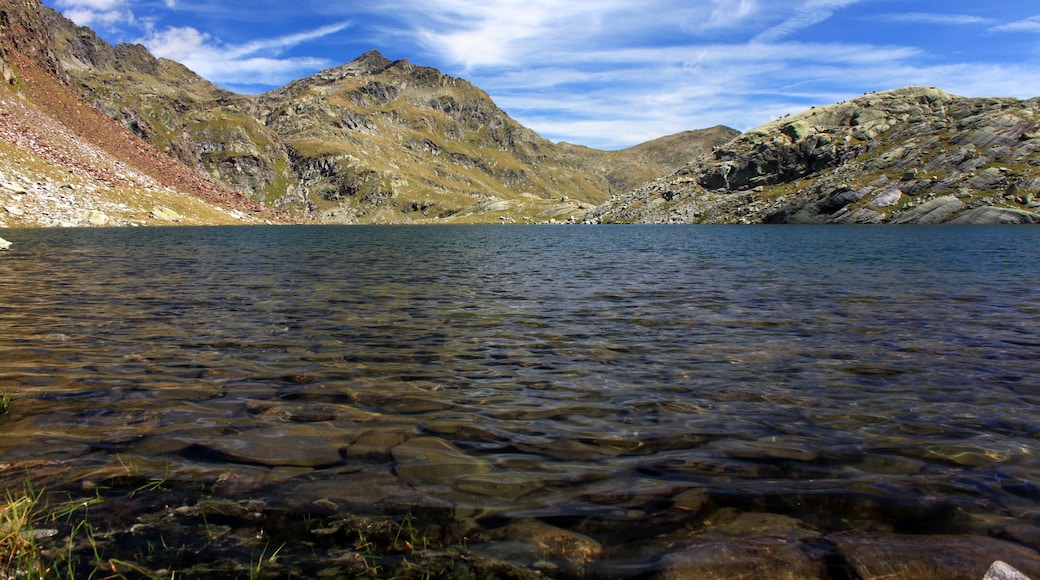Photo "Spronser Lakes" by Uwelino (CC BY-SA) / Cropped from original