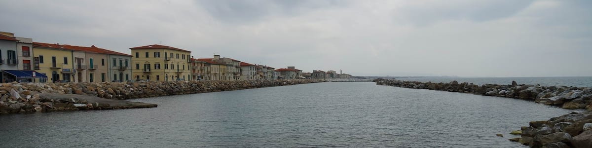 Photo "Piazza delle Baleari, 12, 56128 Marina di Pisa-tirrenia-calambr PI, Italy" by rh43 (Creative Commons Attribution 3.0) / Cropped from original