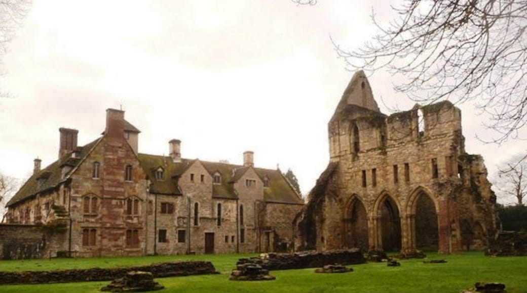 "Wenlock Priory"-foto av Chris Downer (CC BY-SA) / Urklipp från original