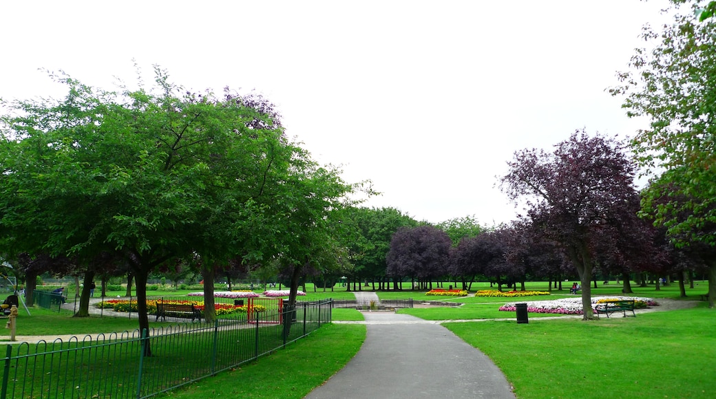 Photo "Lampton Park" by Ewan Munro (CC BY-SA) / Cropped from original