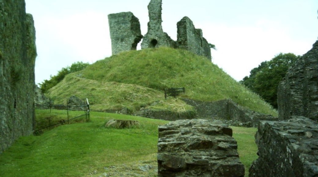 Photo "Okehampton Castle" by doc (CC BY-SA) / Cropped from original