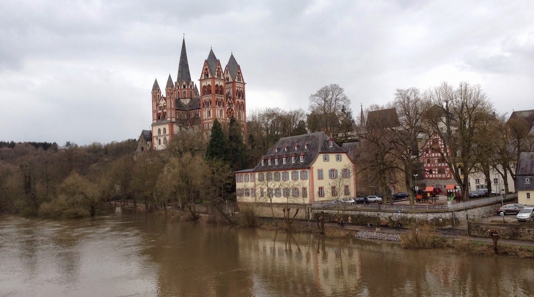 Foto "Katedral Limburg" oleh Chao W (CC BY-SA) / Dipotong dari foto asli