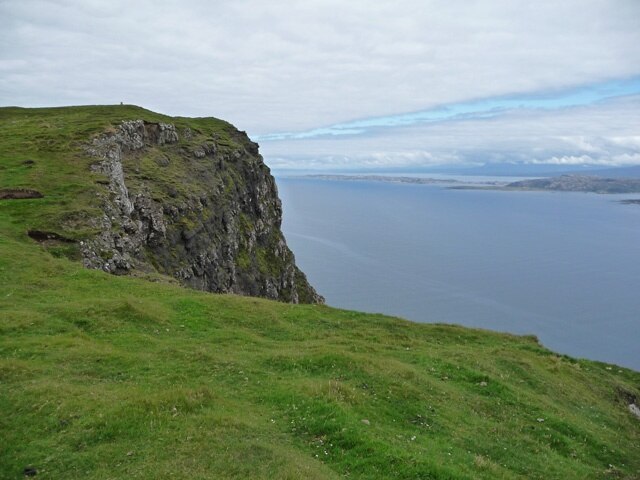 Sithean Bhealaich Chumhaing Looking north to the 393m high point of the cliffline between Portree and Bearreraig. The trig point is just visible on the summit. The islands on the other side of the Sound of Raasay are Rona and Raasay.