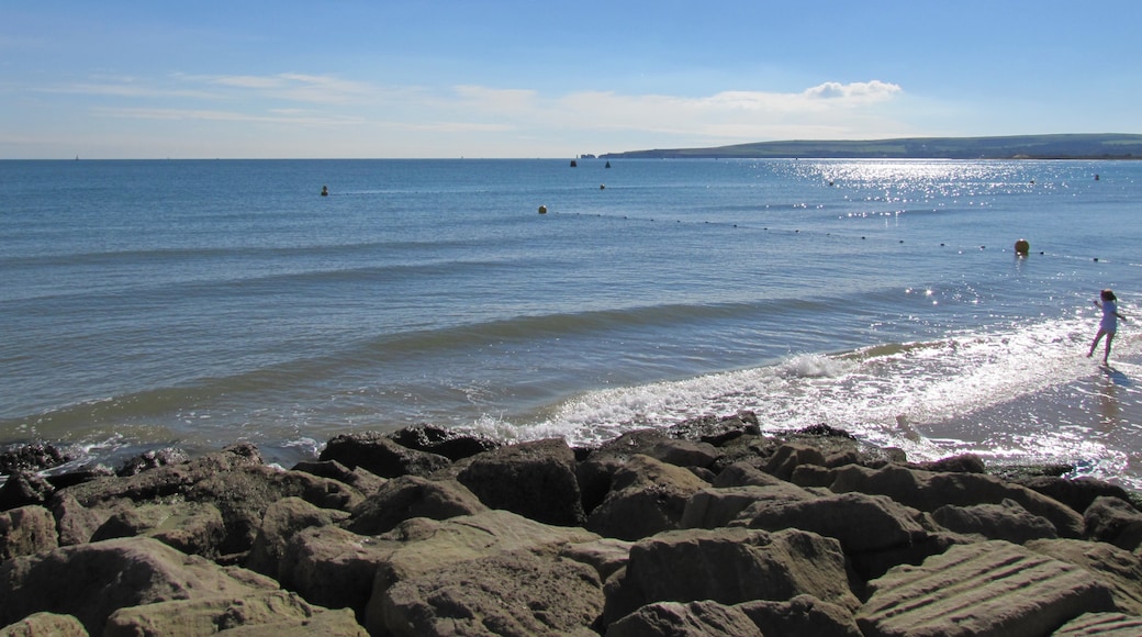 Photo "Sandbanks Beach" by Robert Linsdell (CC BY) / Cropped from original
