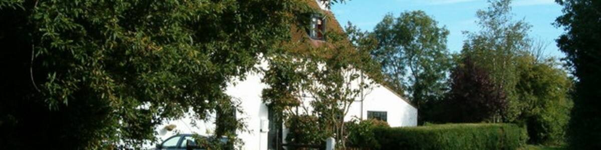 Photo "Wood End Lane. A house in Wood End Lane in Moulsoe village" by Richard Schmidt (Creative Commons Attribution-Share Alike 2.0) / Cropped from original