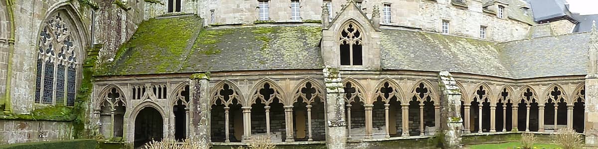 Photo "treguier , le cloitre" by chisloup (Creative Commons Attribution 3.0) / Cropped from original