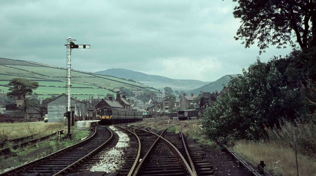 Foto „Hayfield“ von Geoff Sheldon (CC BY-SA)/zugeschnittenes Original