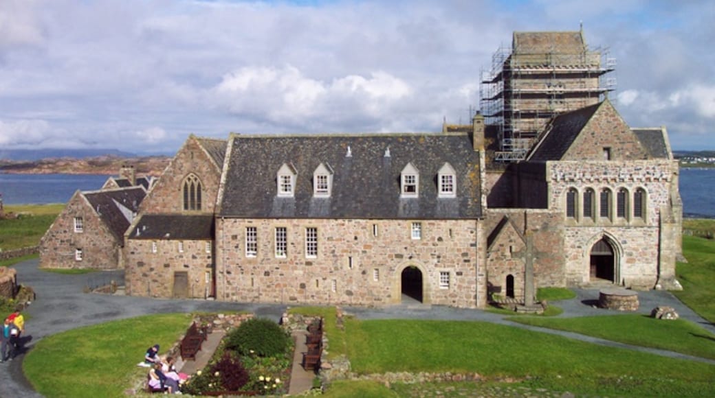 Photo "Iona Abbey" by Dave Logan (CC BY-SA) / Cropped from original