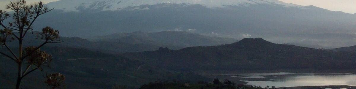 Photo "Agira- Eruzione dell'etna del 2002" by giomodica (Creative Commons Attribution 3.0) / Cropped from original