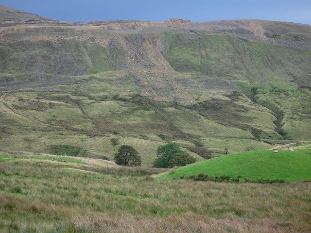 Landslide at Scoutmoor. In the centre of the picture you can see where there has been a huge landslide down the side of the hill. This is due to the workings of 423561 Unfortunately it does not come across in the picture how big the landslide actually is.