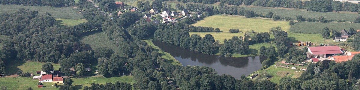 Photo "Luftaufnahme Bremen; entlang der A1 (auf der Südseite) vom Bremer Kreuz bis zum Weserpark (Blick aus der linken Flugzeugseite) - Kreisen über dem Bremer Kreuz und überdem Weserpark" by Bin im Garten (Creative Commons Attribution-Share Alike 3.0) / Cropped from original