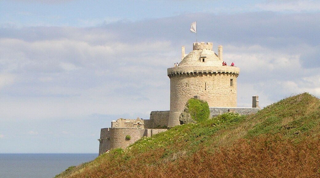 « Monument historique Fort-la-Latte», photo de Michael Kranewitter (CC BY-SA) / rognée de l’originale