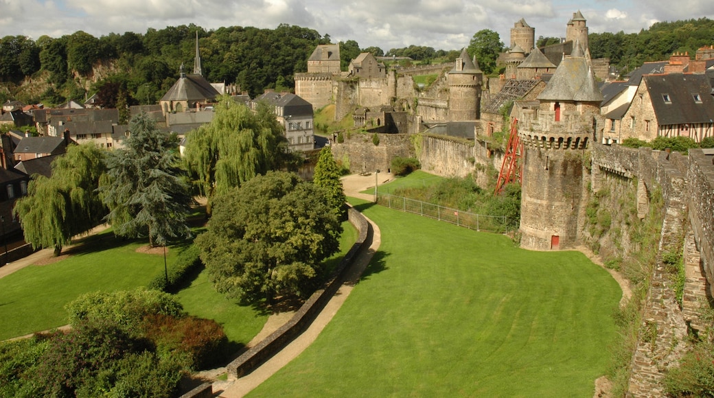 Photo "Château de Fougères" by Odenel (CC BY-SA) / Cropped from original