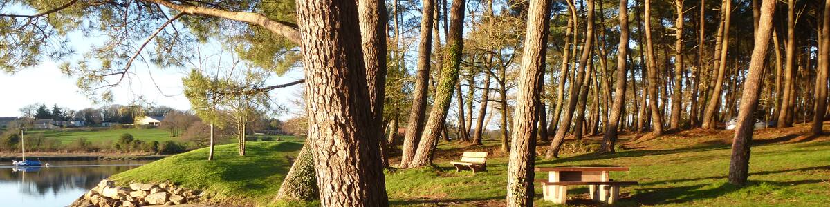 Photo "plougoumelen ,la plage du traon" by chisloup (Creative Commons Attribution 3.0) / Cropped from original
