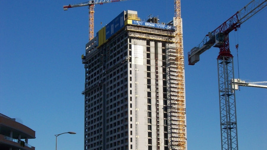 Photo "The Eurosky Tower in Rome in the making (28 floors in December 2011)" by Blackcat (Creative Commons Attribution-Share Alike 3.0) / Cropped from original
