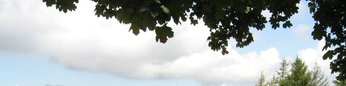 Photo "Soundwell Playing Field." by Bob&Anne Powell (Creative Commons Attribution-Share Alike 3.0) / Cropped from original