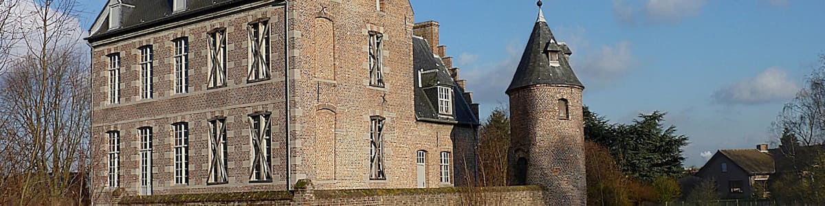 Photo "Castle of the Counts and moat in Mouscron, Belgium." by Jamain (Creative Commons Attribution-Share Alike 3.0) / Cropped from original