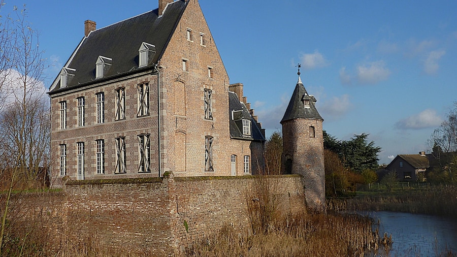 Photo "Castle of the Counts and moat in Mouscron, Belgium." by Jamain (Creative Commons Attribution-Share Alike 3.0) / Cropped from original
