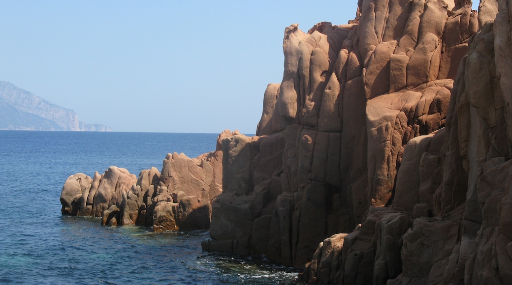 Foto ‘Spiaggia delle Rocce Rosse’ van fadda domenico ange… (CC BY-SA) / bijgesneden versie van origineel