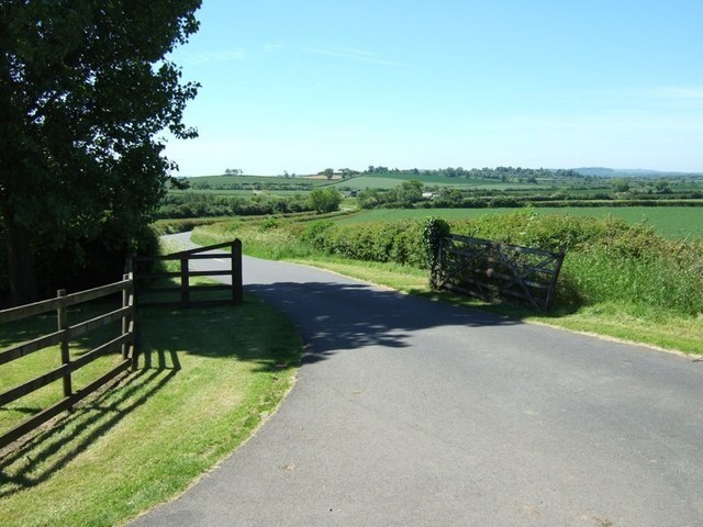 Photo "Aston Abbotts" by Rob Farrow (CC BY-SA) / Cropped from original