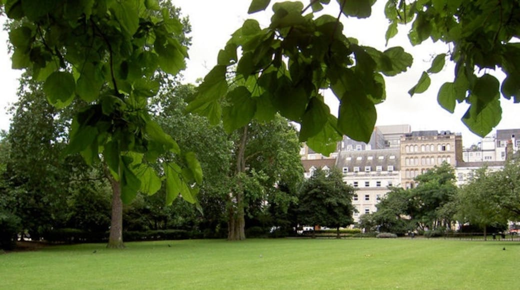 Photo "Lincoln's Inn Fields" by Steve F (CC BY-SA) / Cropped from original
