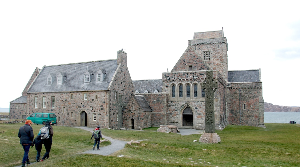Photo "Iona Abbey" by marsupium photography (CC BY-SA) / Cropped from original