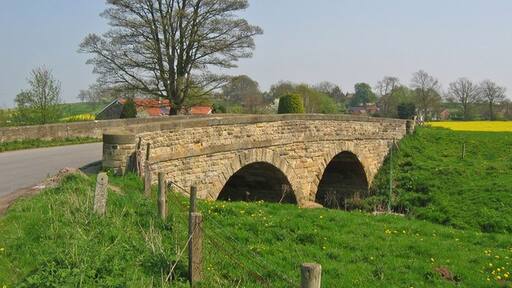 Photo "Brawby" by Stephen Horncastle (CC BY-SA) / Cropped from original