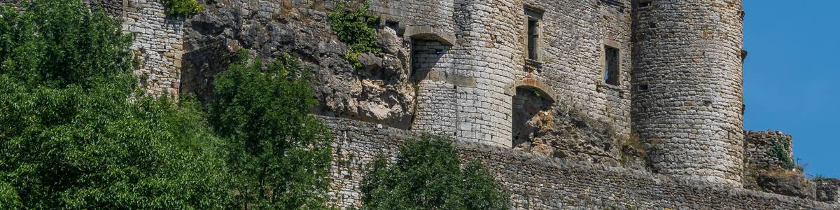 Photo "Castle of Bertholène, Aveyron, France" by Tournasol7 (Creative Commons Attribution-Share Alike 4.0) / Cropped from original