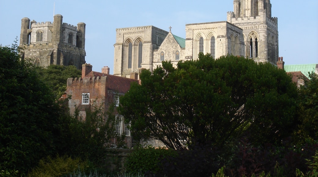 Foto ‘Kathedraal van Chichester’ van Edwardx (CC BY-SA) / bijgesneden versie van origineel
