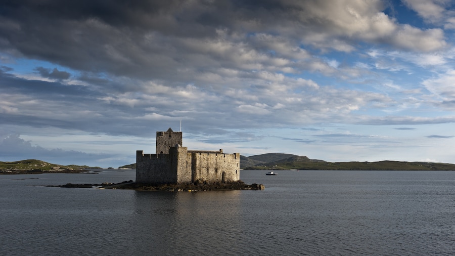 Photo "Kisimul Castle Evening" by Neil Aitkenhead (Creative Commons Attribution-Share Alike 3.0) / Cropped from original