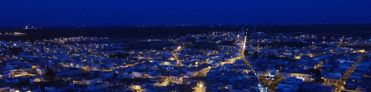 Photo "Avetrana: panoramica notturna del centro abitato." by Antonio Avetrana (page does not exist) (Creative Commons Attribution-Share Alike 4.0) / Cropped from original