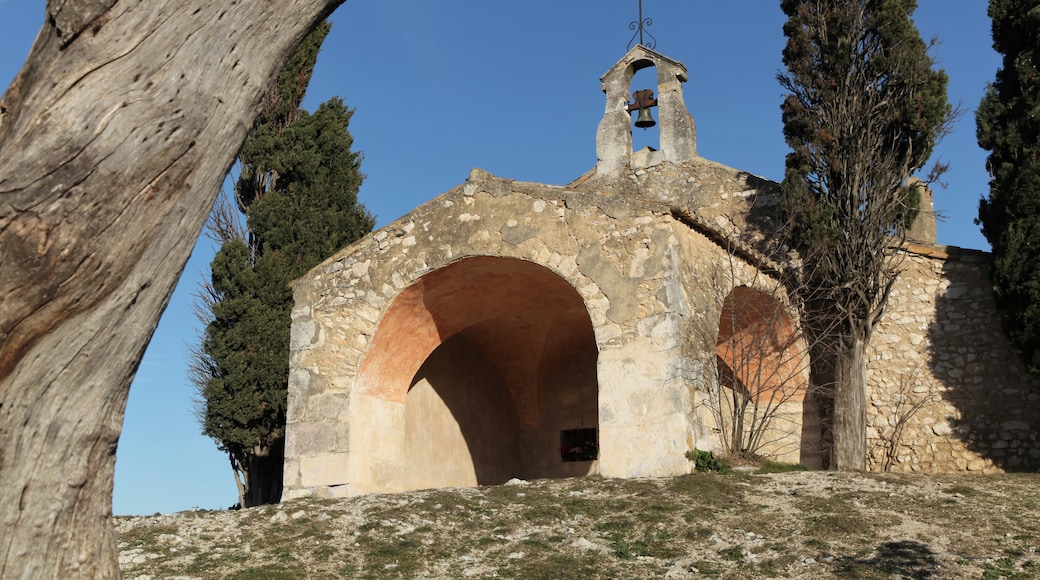 Photo "Saint-Sixte of Eygalières Chapel" by Piexv53 (page does not exist) (CC BY-SA) / Cropped from original