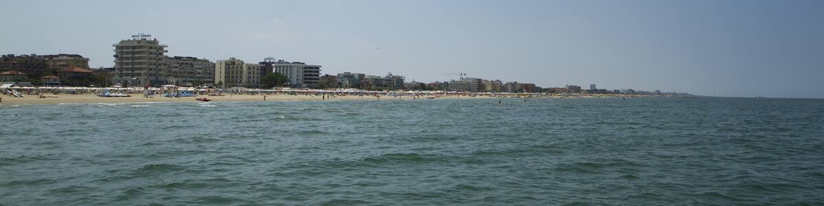 Photo "Lungomare Guido Spadazzi, 140, 47924 Rimini RN, Italy" by trolvag (Creative Commons Attribution-Share Alike 3.0) / Cropped from original