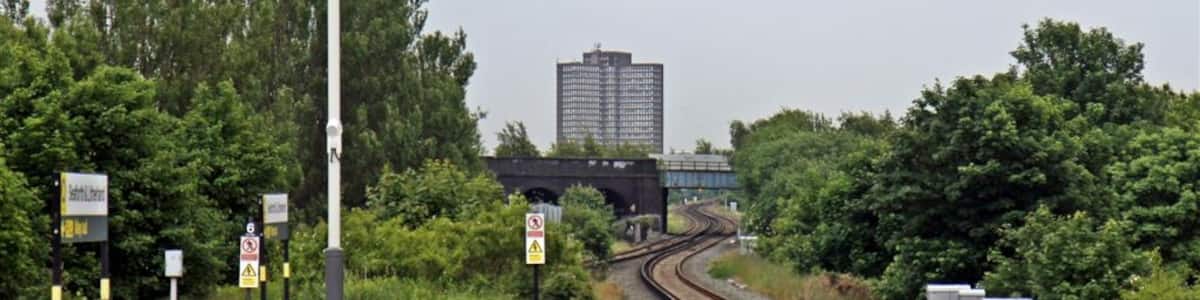 Photo "Bridge, Seaforth and Litherland Railway Station" by El Pollock (Creative Commons Attribution-Share Alike 2.0) / Cropped from original